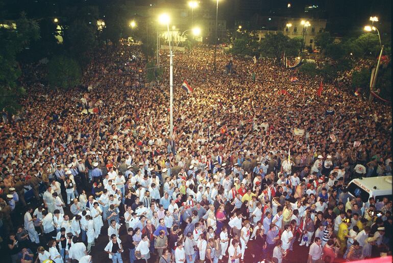 Plazas del Congreso se llenaron de jóvenes con esperanza en la democracia del país.