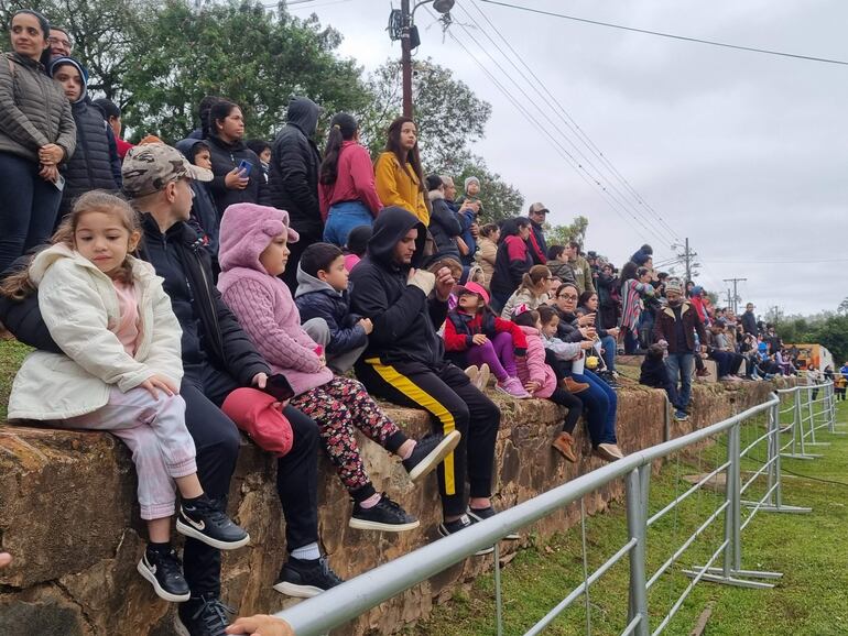 Alrededor del mil personas se agolparon en los alrededores de la estación de ferrocarril de Ypacaraí. Ni la llovizna ni el frío detuvieron a chicos y grandes en la emotiva tarde de ayer.