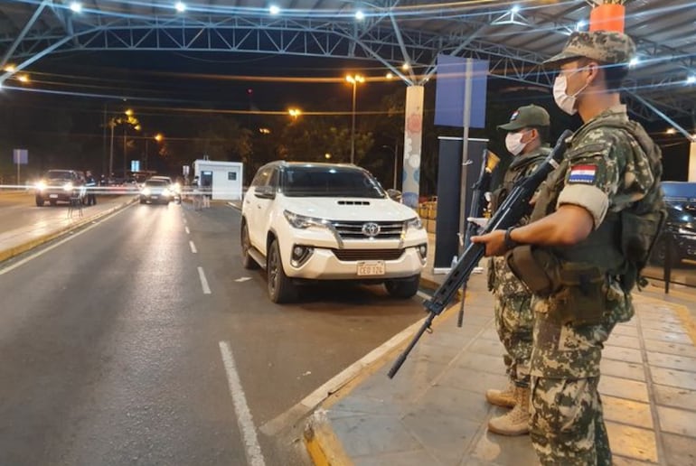 El presidente Mario Abdo anunció que se reforzará desde mañana el control militar en la frontera con Brasil. (Archivo)