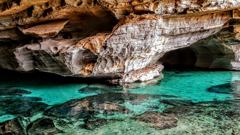 Cueva con laguna azul en el Parque Natural Chapada Diamantina, Brasil.