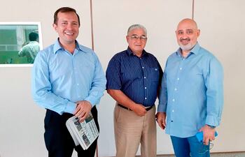 Omar Ludovico Sarubbi (der.), ex titular de la Essap; Virgilio Riveros y Juan López, tres de los procesados por el supuesto perjuicio patrimonial de G. 17.000 millones al ente estatal.