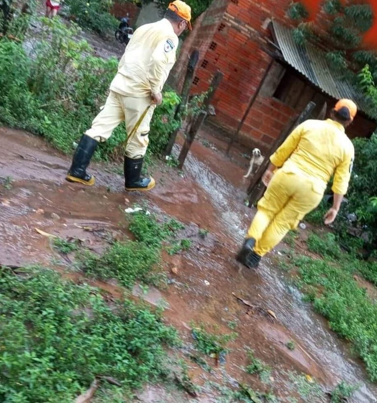 Bomberos Voluntarios de Mbuyapey recorren los barrios para identificar a las familias afectadas por el desborde de arroyos y colapso del sistema de desagüe pluvial. 