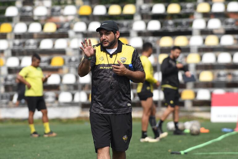 Jorge González Frutos, director técnico del Deportivo Recoleta, que tiene las mejores posibilidades de quedarse con el título de la División Intermedia.