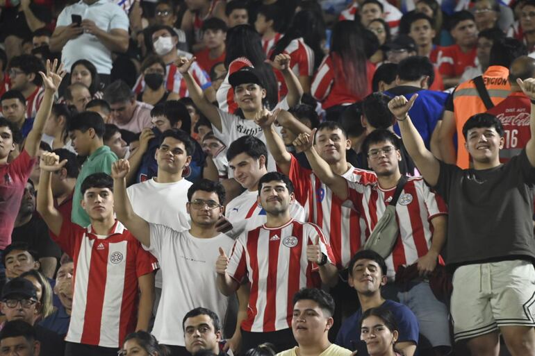 Los aficionados de Paraguay en el estadio Defensores del Chaco en la previa del partido contra Brasil por las Eliminatorias Sudamericanas 2026.