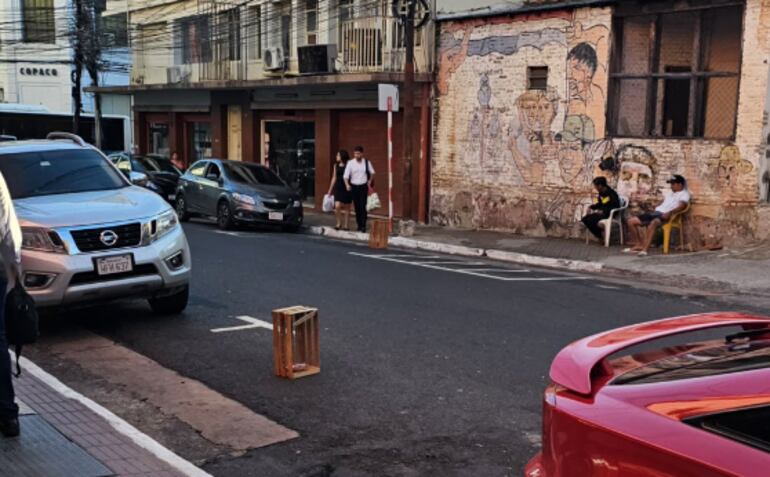 Denuncian que cuidacoches no abandonaron las calles ante implementación del estacionamiento tarifado.