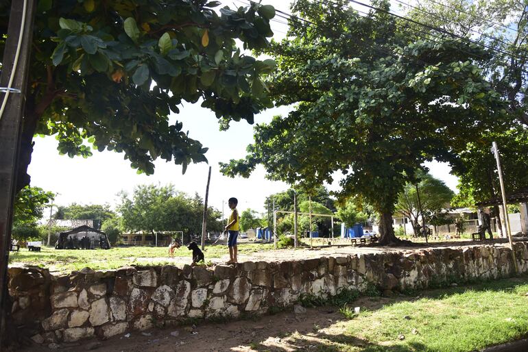 La plaza Heriberta Stroessner se ubica en el barrio Roberto L. Pettit. 