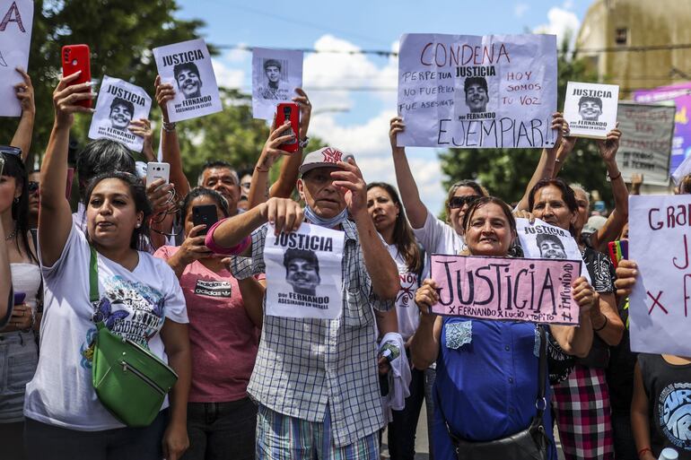 Familiares y amigos de Fernando Báez Sosa, asesinado en 2020 a la salida de una discoteca en una localidad costera argentina, se manifiestan para pedir justicia por la muerte del joven hoy, en Dolores (Argentina). 