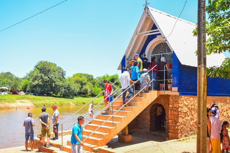 El Santuario Diocesano Virgen del Paso recibe a los fieles desde tempranas horas.