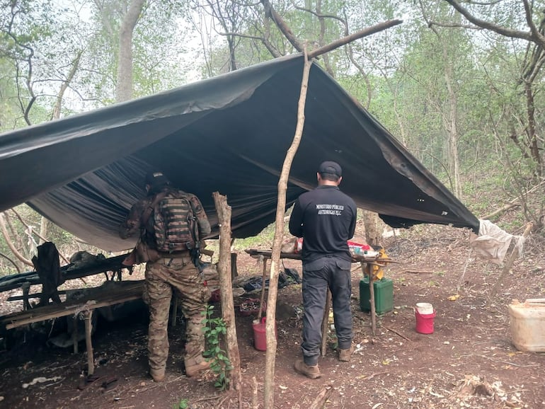 Uno de los tres campamentos usados por los marihuaneros.