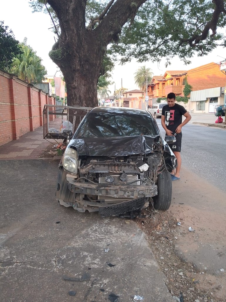 Así quedó el vehículo Toyota Vitz de la víctima del accidente en San Lorenzo.