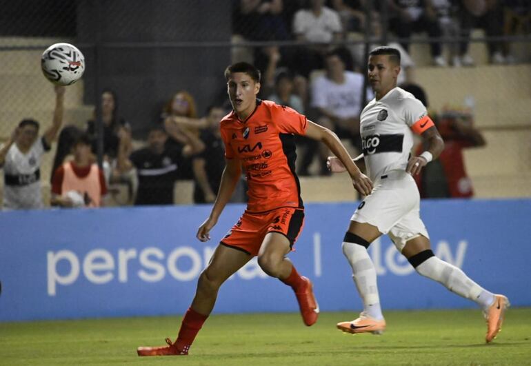 Alexis Cañete (Nacional) y Derlis González (Olimpia), en la disputa del balón.