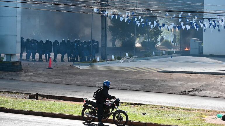 Varios grupos policiales permanecen en la zona de desalojo, en el barrio Pablo Rojas de Ciudad del Este.