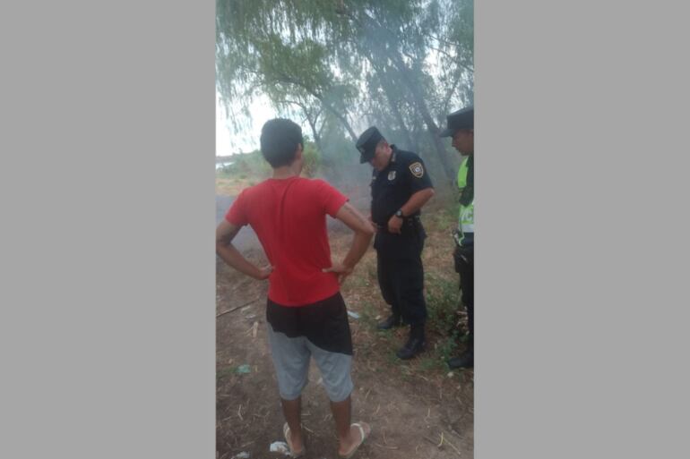 Agentes de la Policía Nacional junto con el presunto incendiario de la reserva ambiental del banco San Miguel.