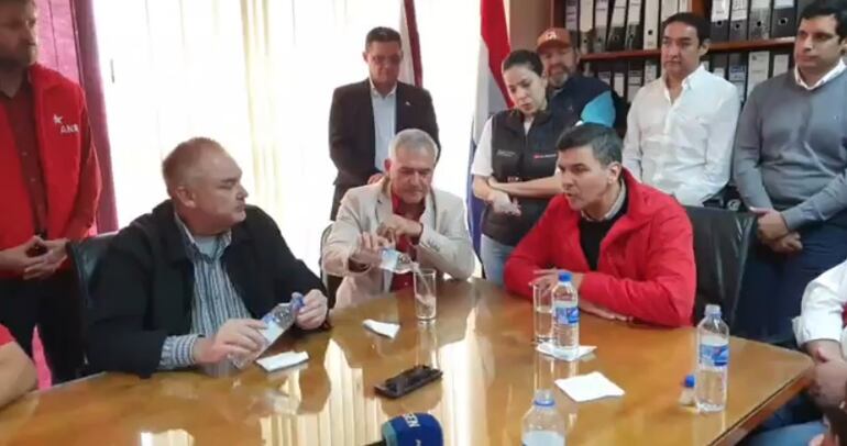 Roberto González Vaesken, Nelson Cano y Santiago Peña durante el encuentro en la Municipalidad de Hernandarias.