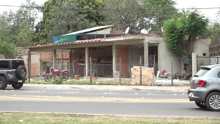 Terreno municipal usurpado para locales comerciales.