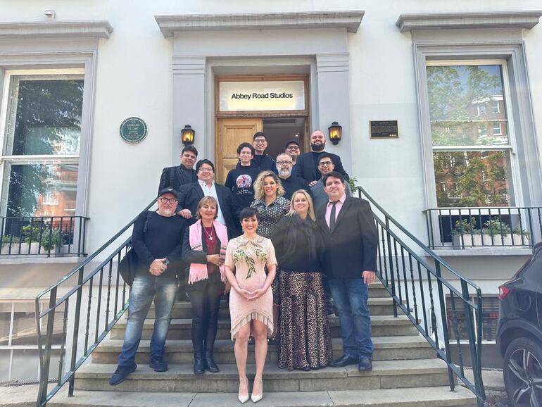 La delegación de artistas paraguayos frente al emblemático estudio londinense Abbey Road.