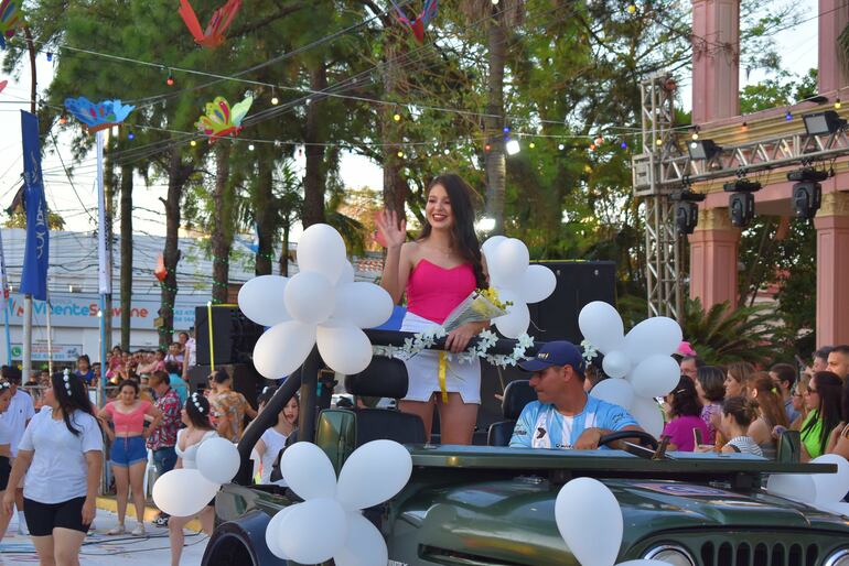 Desfile en Villarrica por el día de la primavera y la juventud.