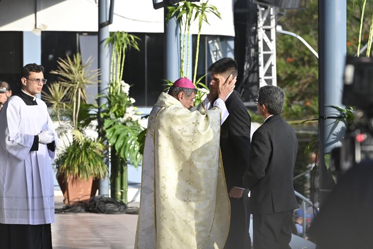 José Zaván, el "joven milagro", recibe la bendición por parte de Monseñor Ricardo Valenzuela.