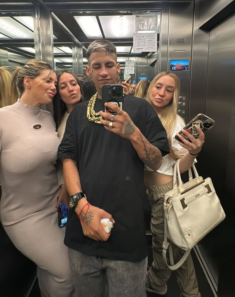 Wanda Nara y L-Gante junto a otros amigos. (Captura de la historia de Instagram de L-Gante)