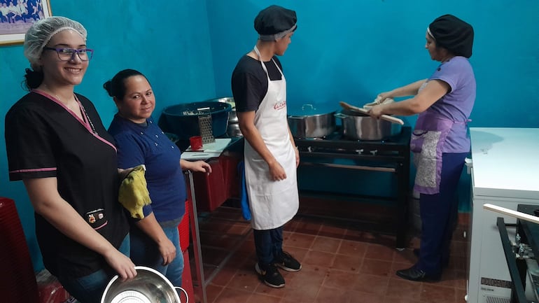 En la escuela Domingo Martínez de Irala de Ypané improvisan una cocina en una pequeña sala de la dirección.