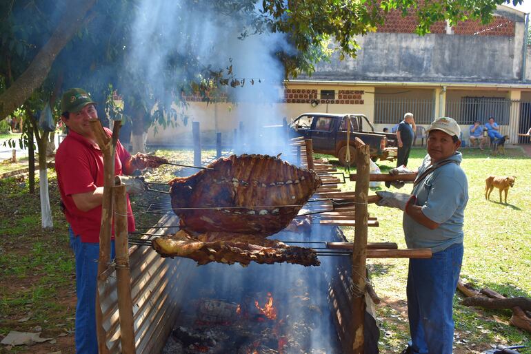 Se realizó el tradicional karu guasu con asado a la estaca para más de 2.000 personas. 