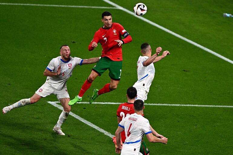 Portugal's forward #07 Cristiano Ronaldo (C) heads the ball during the UEFA Euro 2024 Group F football match between Portugal and the Czech Republic at the Leipzig Stadium in Leipzig on June 18, 2024. (Photo by GABRIEL BOUYS / AFP)