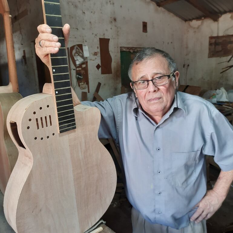 Aurelio Ruiz Díaz muestra una de las guitarras modernas a medio terminar.