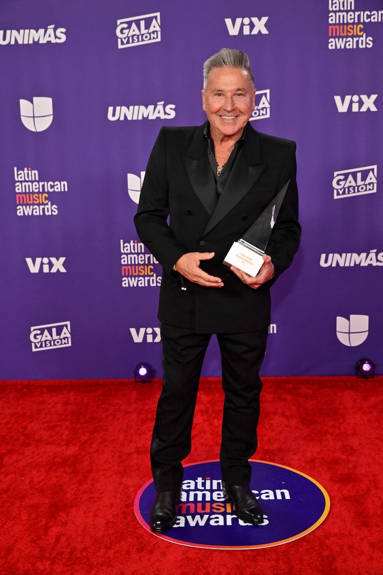 Ricardo Montaner posa feliz con su premio "Latin AMA Legacy" en los Latin American Music Awards, en el MGM Grand Garden Arena. (David Becker/Getty Images/AFP)
