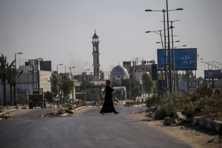 Una mujer camina en Deir el Balah, en la zona central de la Franja de Gaza, este sábado.