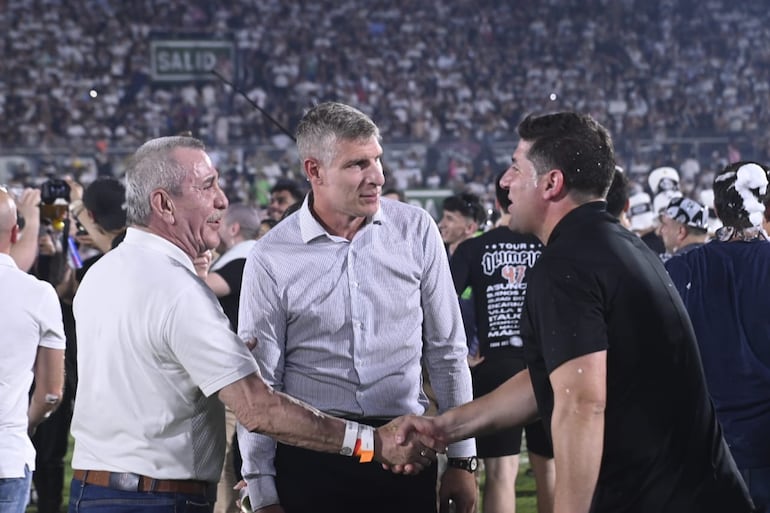 El argentino Martín Palermo (c), entrenador de Olimpia, en los festejos de la conquista del torneo Clausura 2024 del fútbol paraguayo en el estadio Defensores del Chaco, en Asunciòn.