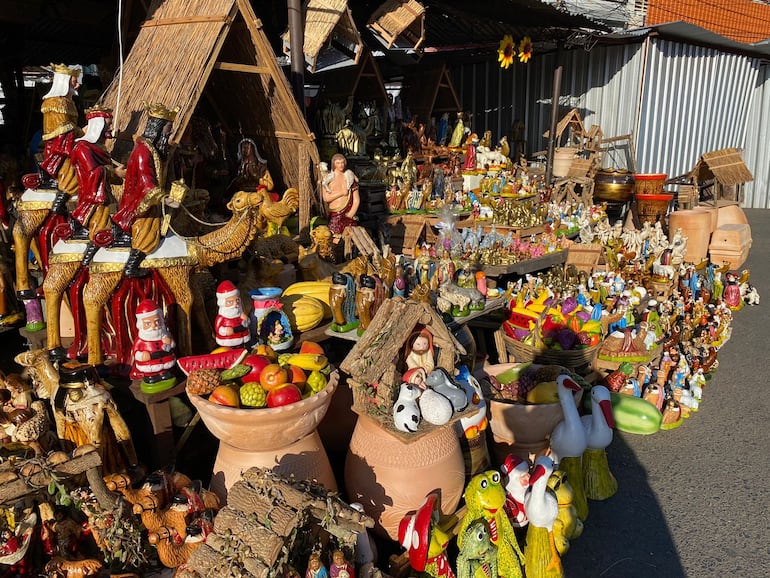 Coloridas piezas del pesebre en el Mercado 4.