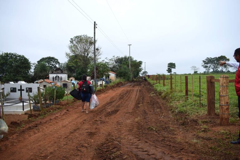 Apertura y mejora de camino vecinal en María Antonia.