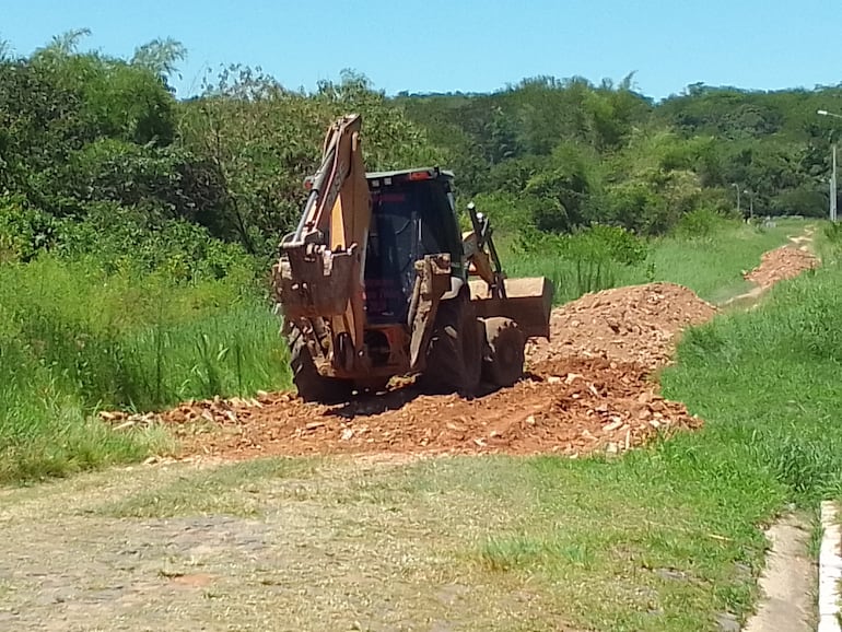 Una retroexcavadora de la Municipalidad trabajando  en el mejoramiento  de la calle que llega al arroyo Tapiracuai