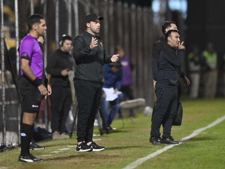 El argentino Juan Pablo Pumpido (c), entrenador de Guaraní, durante el partido contra Nacional por la cuarta fecha del torneo Clausura 2023 del fútbol paraguayo en el estadio Rogelio Livieres, en Asunción.