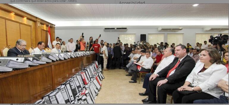 Los senadores Lilian Samaniego y Zacarías Irún (d) en la presentación del firmatón ante el TSJE, el  13 de enero de 2017.