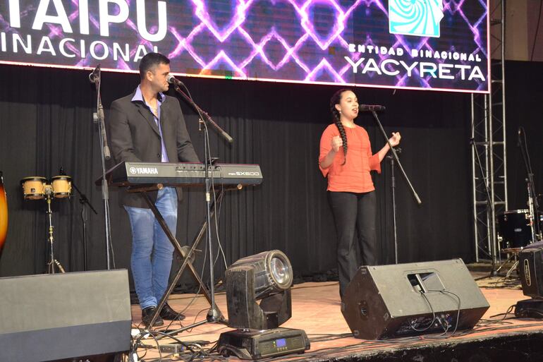 La excelente cantante iturbeña Laura Benítez con José Luis Velásquez, actuando en Isla Susû.