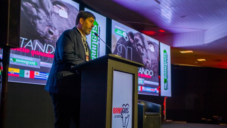 El presidente de la Brangus Paraguay, José Chagra, durante la apertura oficial del eventoongreso AL Brangus, en el salón Enrique Riera, en la Rural, en Mariano Roque Alonso.