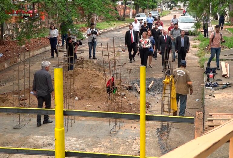 La fiscala Gladys González se constituyó el 9 de noviembre en la calle por la que fueron arrastrados los militares, el año pasado. Constató la construcción de un vallado de seguridad.