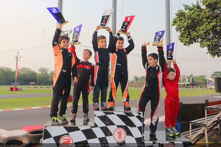 No importa la posición, los seis de la categoría Escuela subieron al podio a recibir sus trofeos.