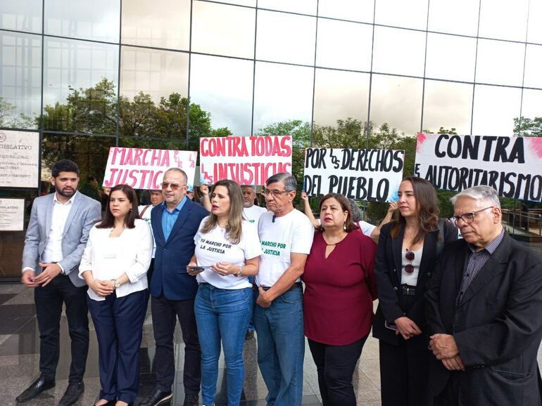 El diputado Raúl Benítez (Independiente), la diputada Johanna Ortega (PPS), la exsenadora Kattya González (Independiente), el representante del PPP, Ermo Rodríguez, la senadora Esperanza Martínez (FG), la concejala Jazmín Galeano (Independiente) y el senador Ignacio Iramain (Independiente), durante el lanzamiento de la marcha por la justicia contra todas las injusticias.