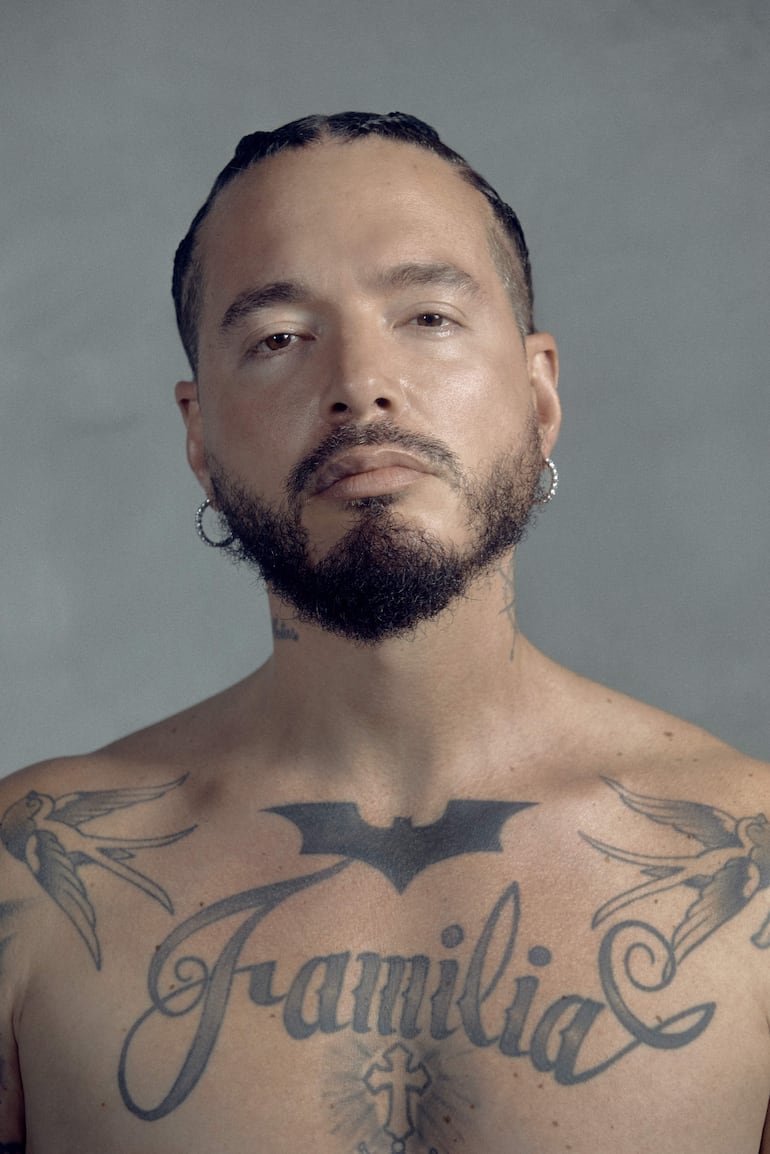 El cantante y compositor colombiano J Balvin quien recibió el galardón Billboard Espíritu de Esperanza por sus "destacados esfuerzos filantrópicos" a través de su Fundación Vibra en Alta, durante la ceremonia de los Premios Billboard de la Música Latina 2024 en Miami (Florida). 