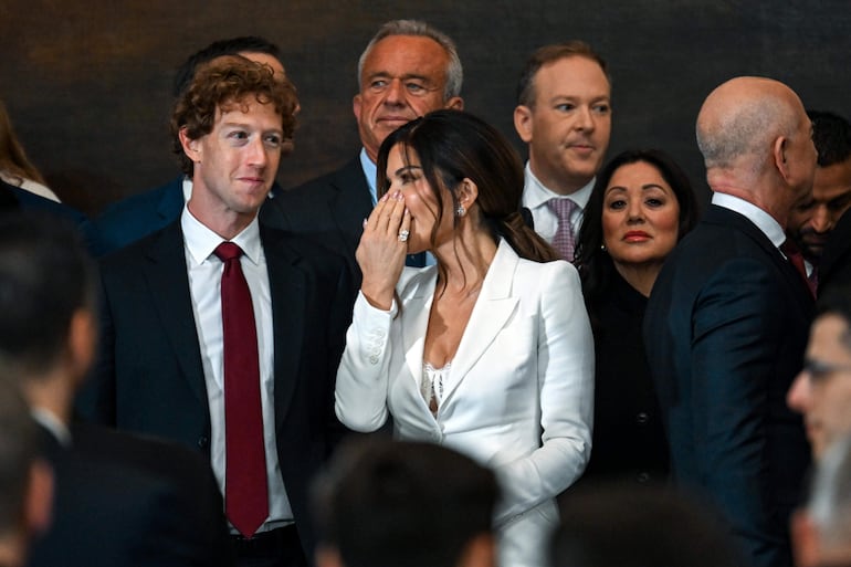 El CEO de Meta y Facebook, Mark Zuckerberg, Lauren Sanchez y el fundador de Amazon, Jeff Bezos, llegan antes de la toma de posesión de Donald Trump como el 47º presidente de los Estados Unidos que se lleva a cabo dentro de la Rotonda del Capitolio de los Estados Unidos en Washington, D.C., EE.UU., el 20 de enero de 2025.