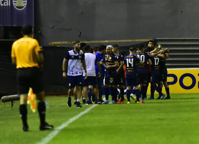 Jugadores de Trinidense celebrando el gol de Joel Román.