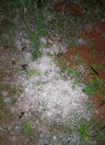 Granizos que cayeron anoche en la zona de Central y Paraguarí.