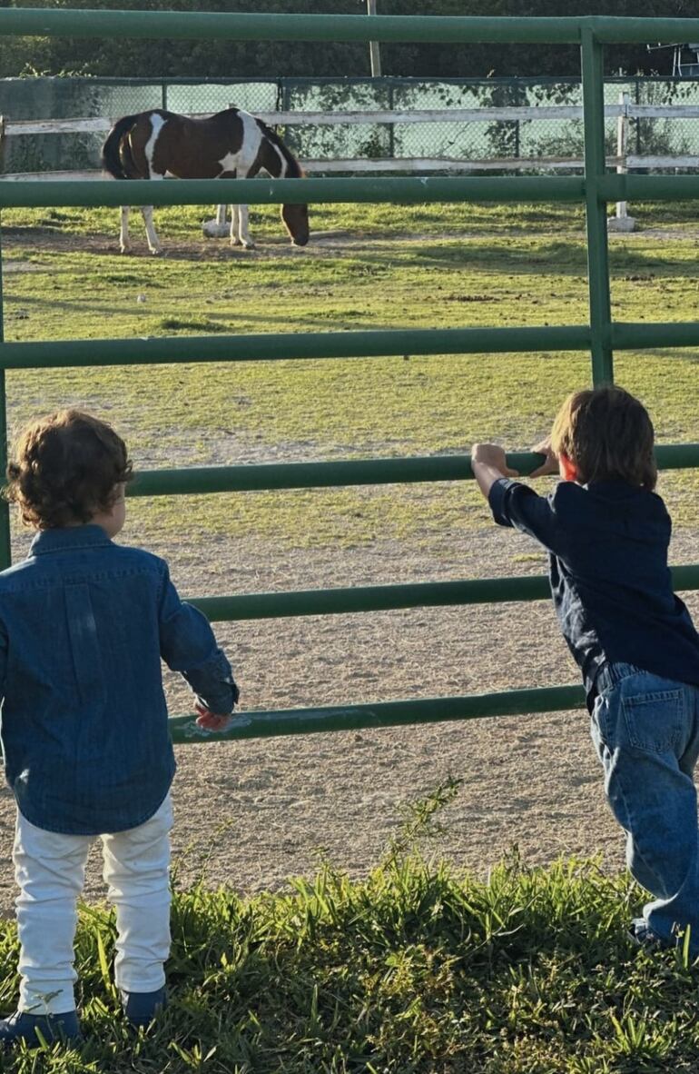 Marquito Muñiz y Bruno Mejía observando un caballo. (Instagram/Stephania Stegman)