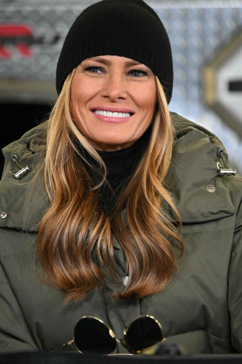 La primera dama de Estados Unidos, Melania Trump, fotografiada durante una reunión informativa sobre la recuperación del huracán Helene en un hangar del Aeropuerto Regional de Asheville en Fletcher, Carolina del Norte. (Mandel NGAN / AFP)