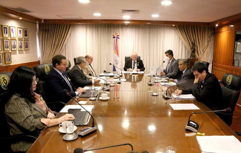 Los ministros de la Corte Suprema de Justicia: Carolina Llanes, Alberto Martínez Simón, Eugenio Jiménez, César Diesel, Luis María Benítez Riera (presidente), Víctor Ríos, Manuel Ramírez Cándia y Gustavo Santander.