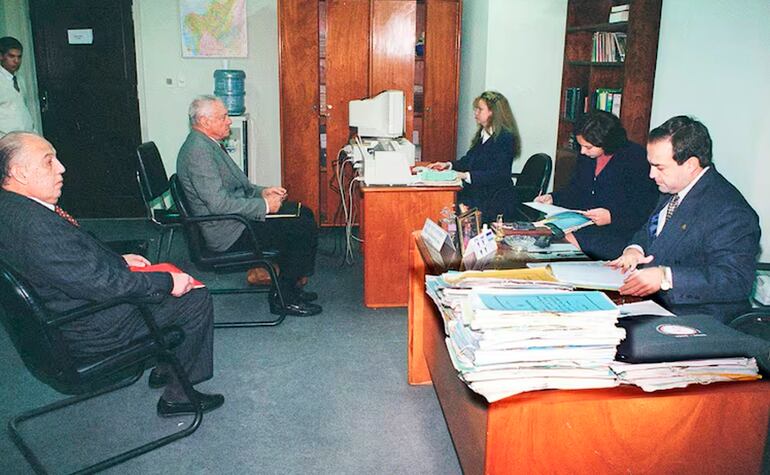 El director de ABC Color, Aldo Zuccolillo, cuando se presentó a declarar en julio de 1999, tras la denuncia en su contra.