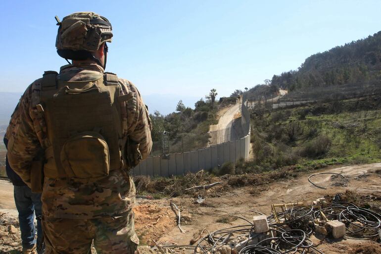 Un soldado libanés cerca de la frontera con Israel.