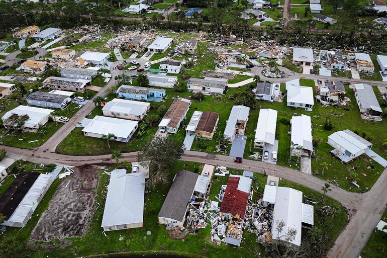 Vista aérea de casas destruidas en Port St Lucie, Florida, después de que un tornado azotara la zona y causara graves daños cuando el huracán Milton arrasó Florida.